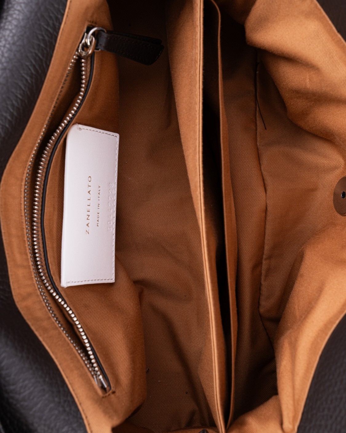 shop ZANELLATO  Borsa: Zanellato borsa "Dotta" small in pelle martellata.
Chiusura roll-top magnetica e nastrini tubolari con fibbia twist-lock.
Tracolla regolabile e removibile.
Tasca interna.
Dimensioni: Larghezza 32 cm, altezza 17 cm, profondità 15,5 cm, luce del manico 16 cm.
Composizione: 100% pelle di vitello.
Made in Italy.. 068750 S 1120000-Z0230 number 5618732